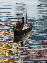 Il modello in navigazione nel porto di Camogli