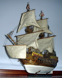 Il Golden Hind visto dal basso del
                  mascone di Sinistra